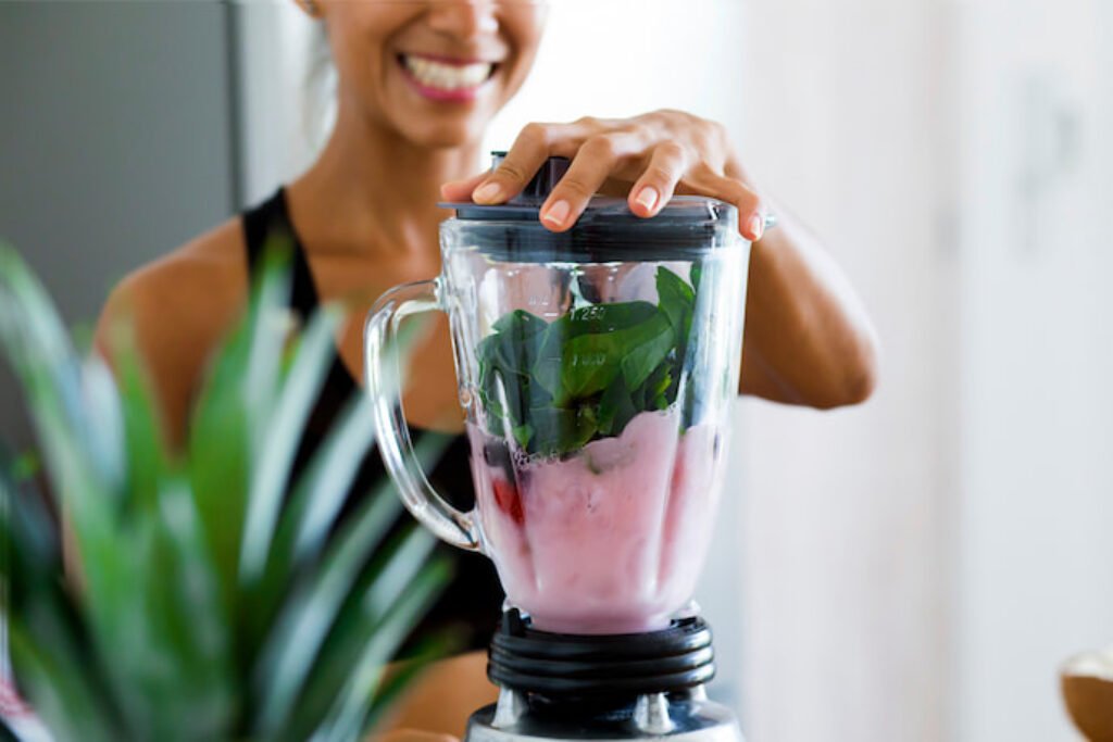 Mulher fazendo um smoothie no melhor liquidificador.