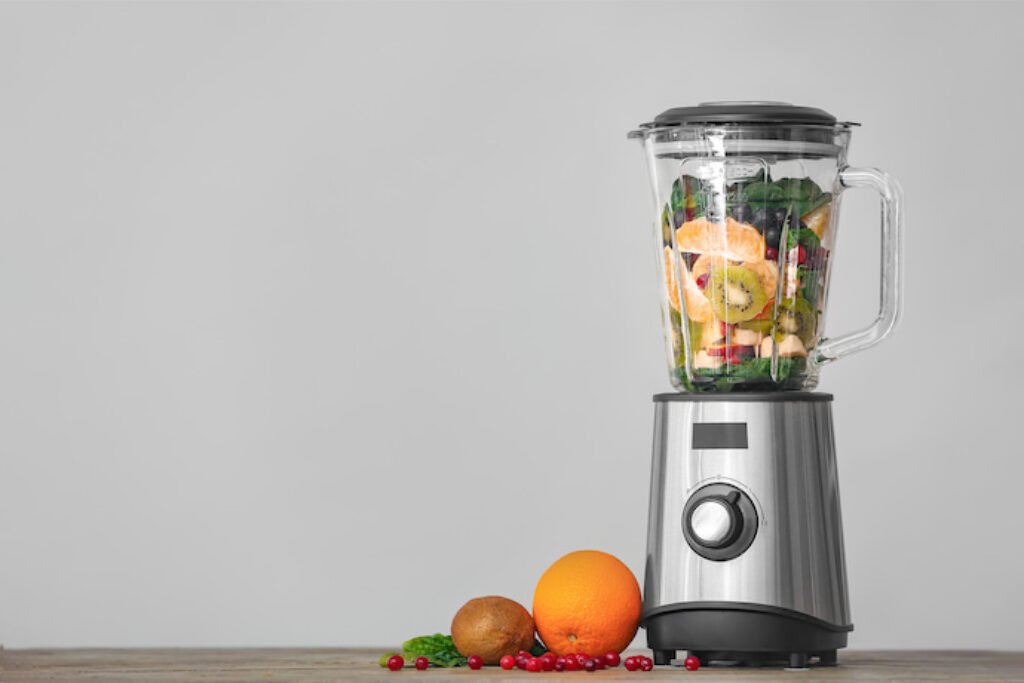 Frutas dentro de um liquidificador.