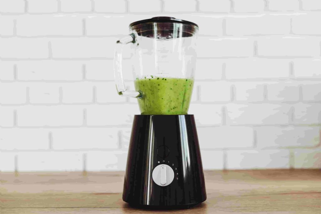 Liquidificador com um smoothie verde.