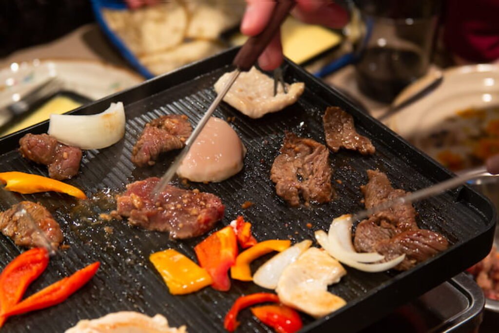 Churrasco feito em uma churrasqueira elétrica.