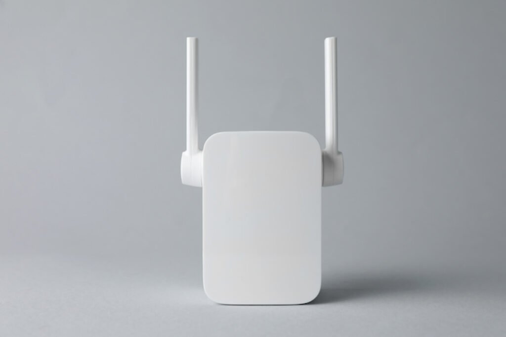 Repetidor de sinal wi-fi branco.