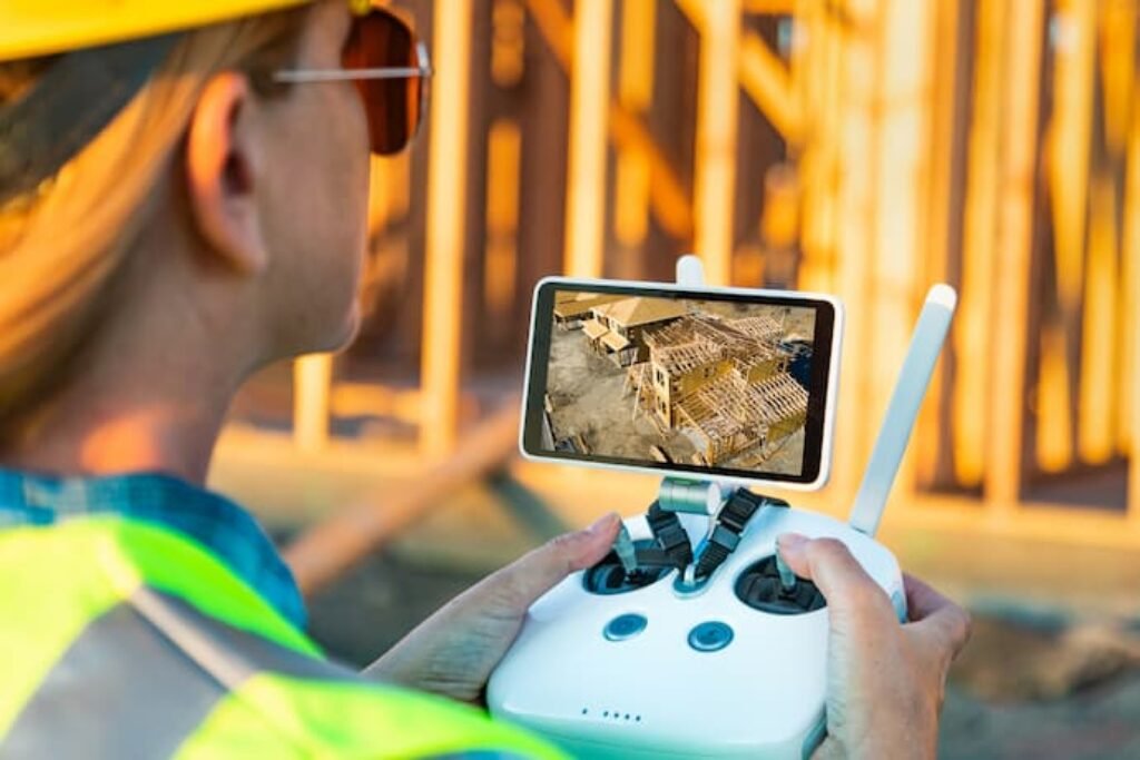 Um homem segurando um controle de drone