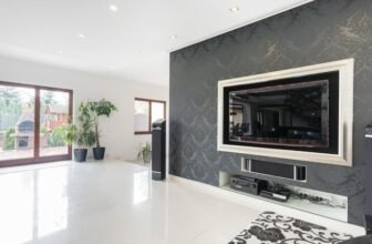 Sala com uma TV e home theater.