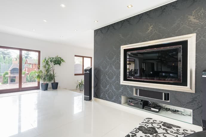 Sala com uma TV e home theater.