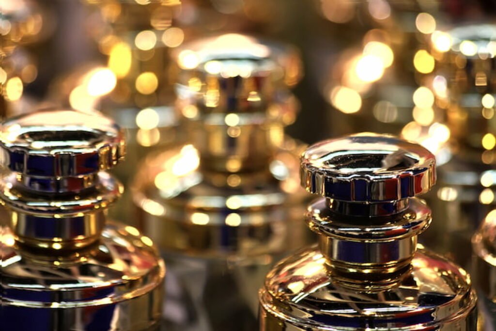 Perfumes com frascos dourados.