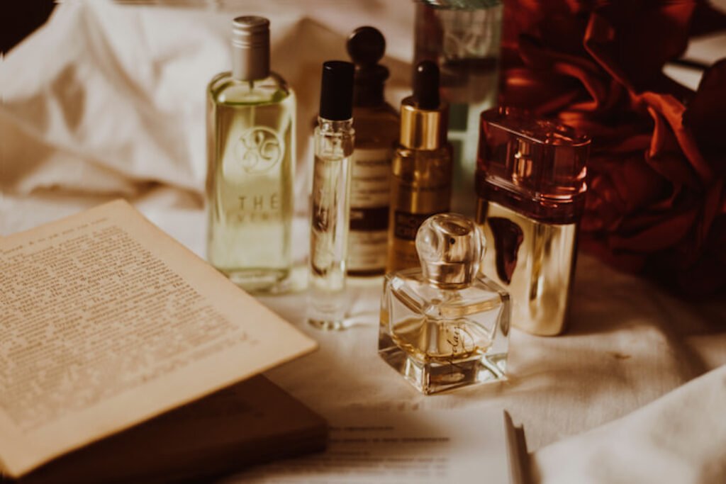 Conjunto de perfumes ao lado de um livro.