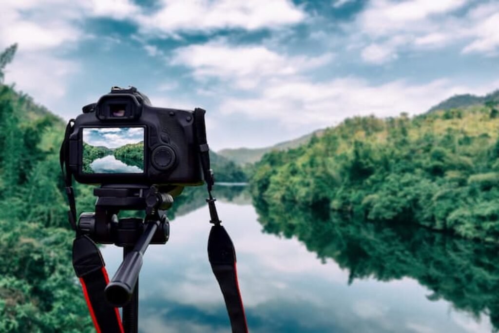 Uma melhor câmera 8k gravando um cenário natural com lago, árvores e céu aberto repleto de nuvens