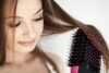 mulher utilizando a melhor escova alisadora no cabelo