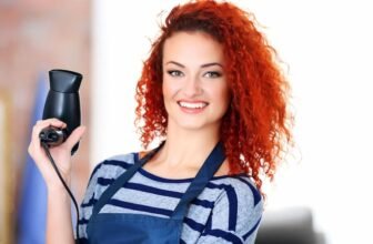 Mulher com cabelo cacheado ruivo.