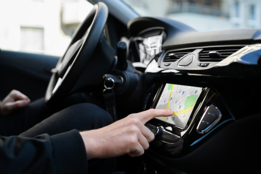 Homem mexendo em um gps.