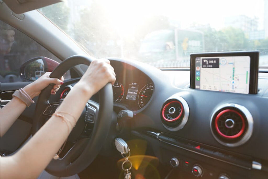Pessoa dirigindo e olhando o GPS.