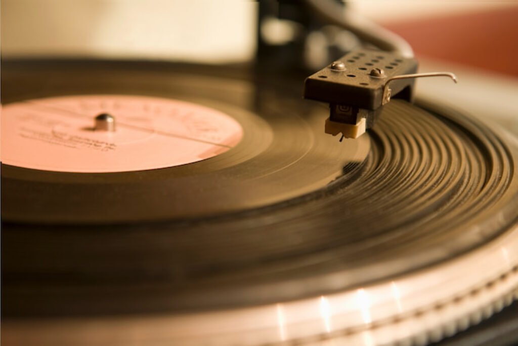 Vinil tocando em um toca discos.