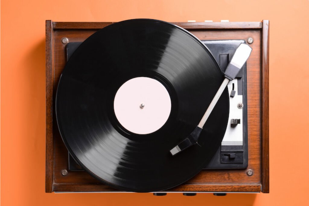 Toca discos em um fundo laranja.