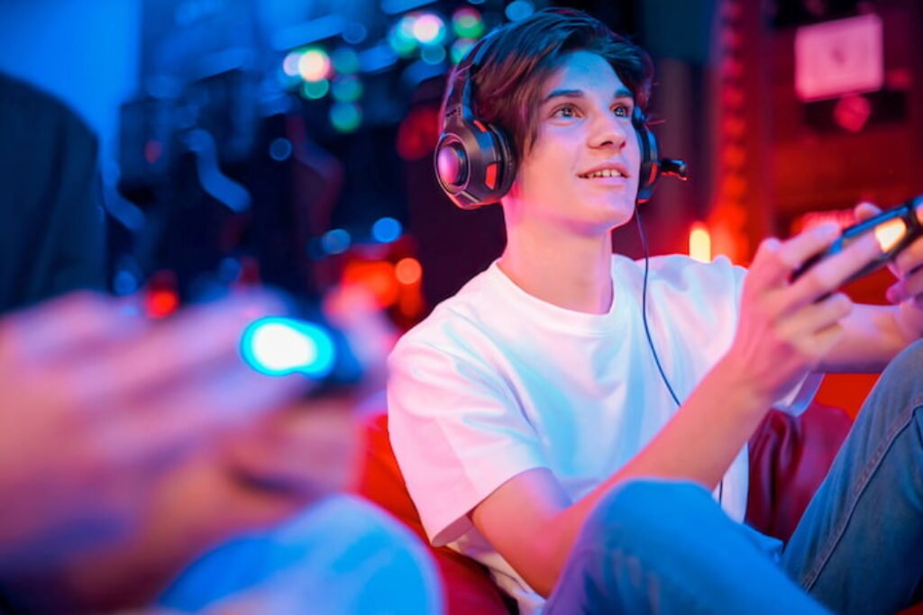 Dois meninos jogando Playstation.