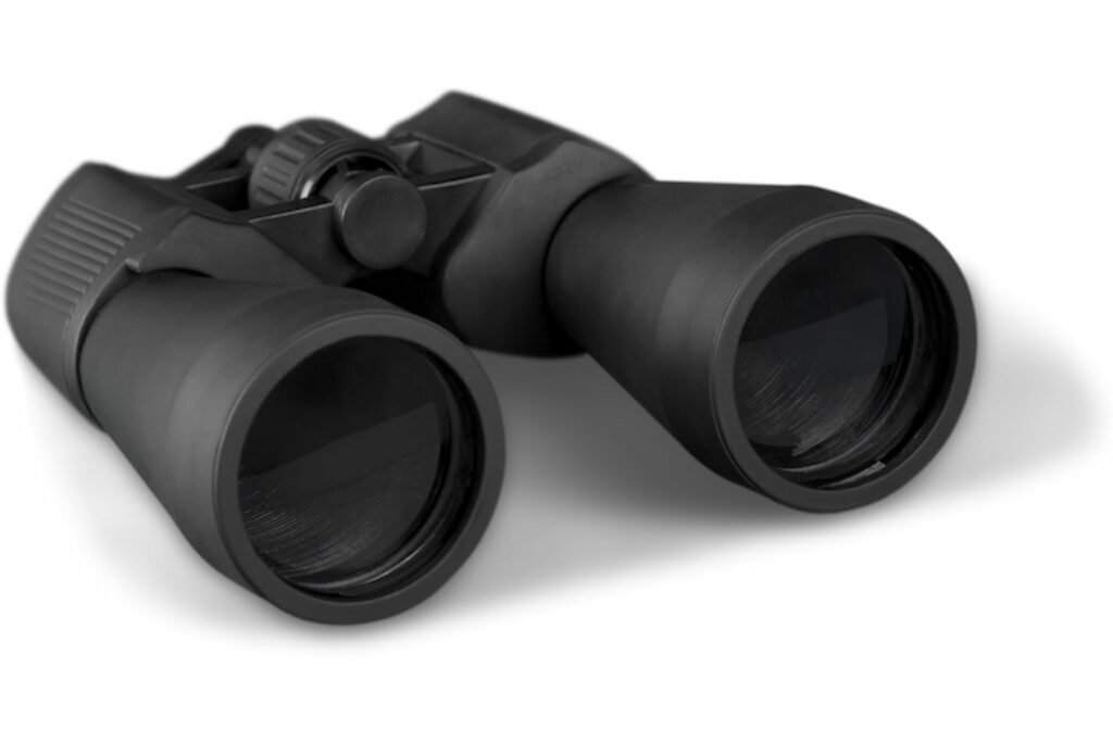 Binóculo preto comum em destaque.