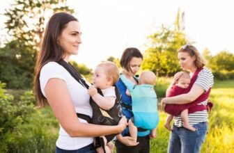 3 mães segurando 3 bebês no melhor canguru para bebês