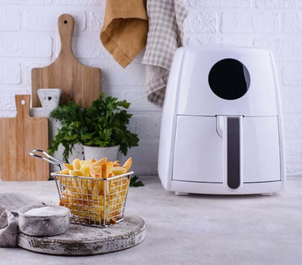 Um melhor air fryer grande e branco em uma cozinha.