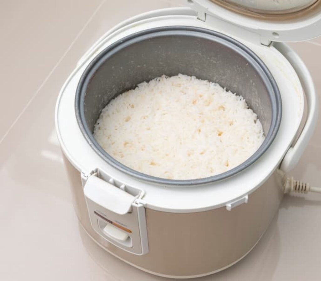 Uma melhor panela de arroz elétrica de 220v que está com a tampa aberta.