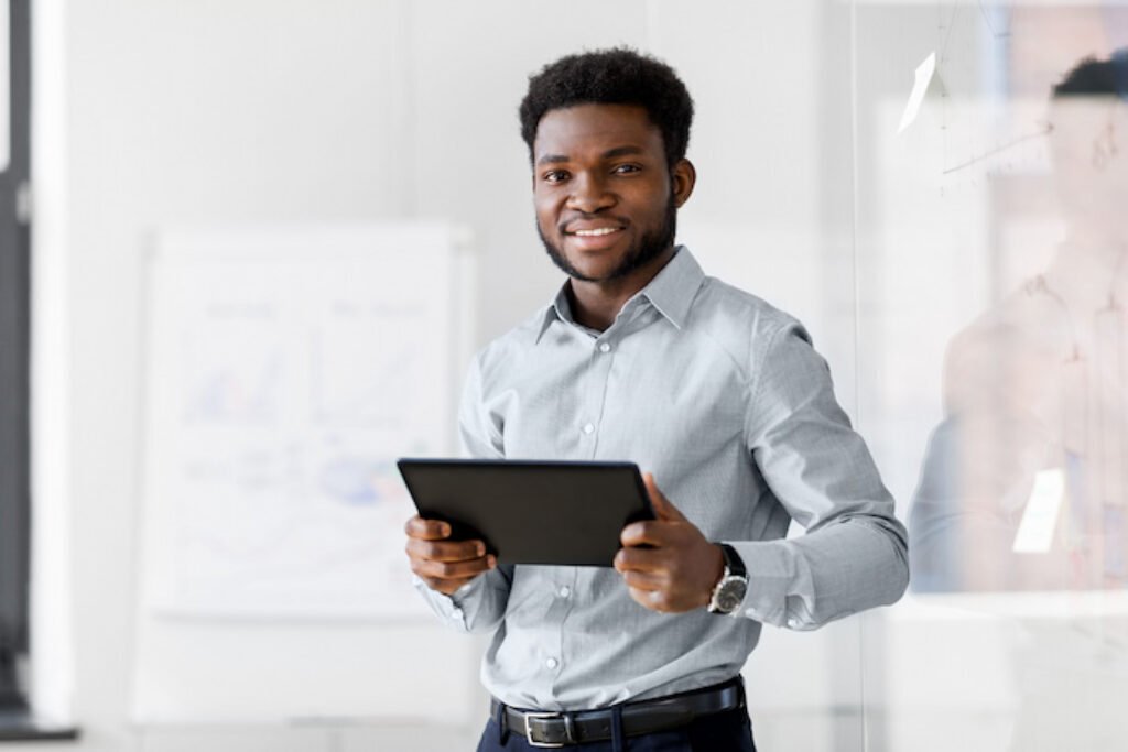 Homem de camisa social branca usando uma mesa digitalizadora.