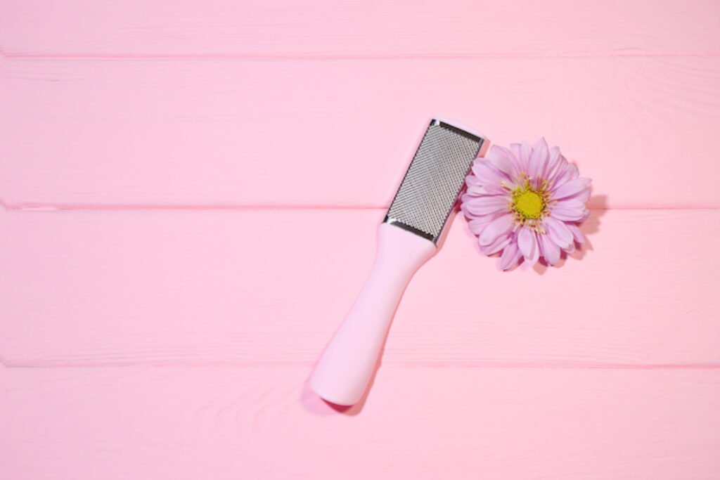 Lixador de pé rosa ao lado de uma flor.