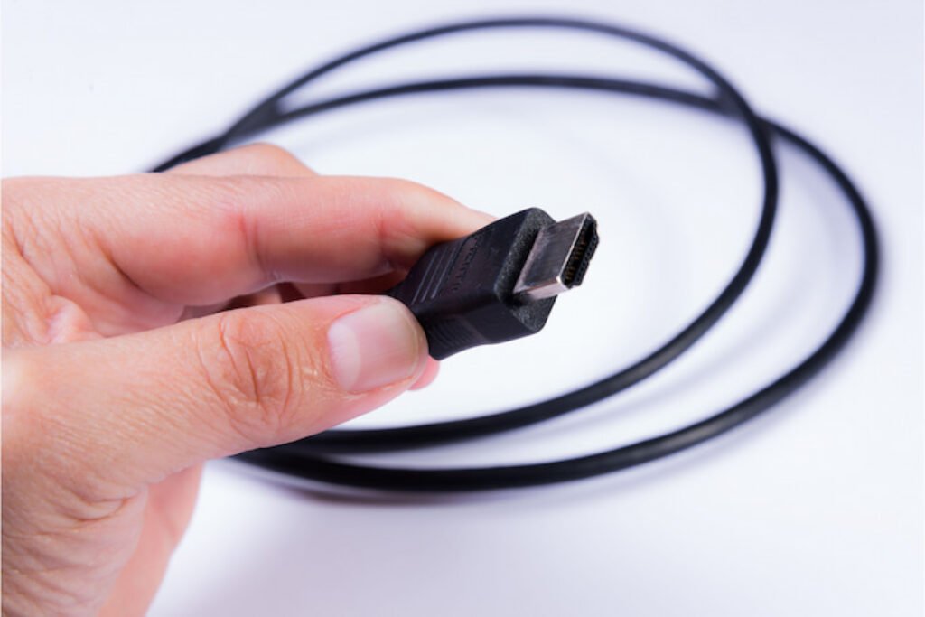 Pessoa segurando um cabo USB.