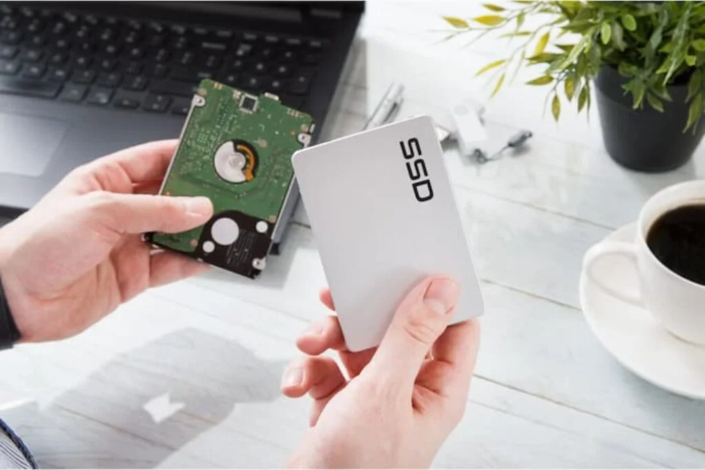Pessoa manuseando um SSD.