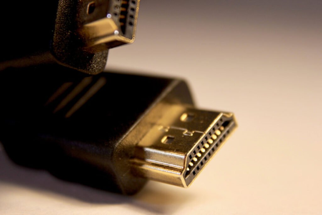 Cabo USB com ponta dourada.