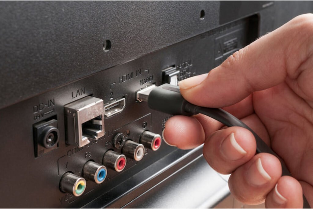 Pessoa conectando o USB na TV.