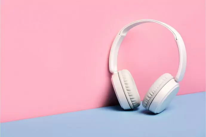 headphone bluetooth em um fundo rosa