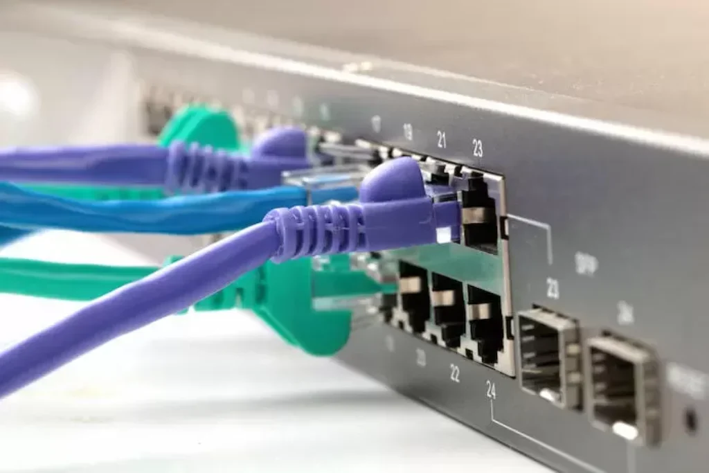 Cabos de rede conectados.