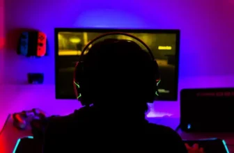 pessoa jogando no pc