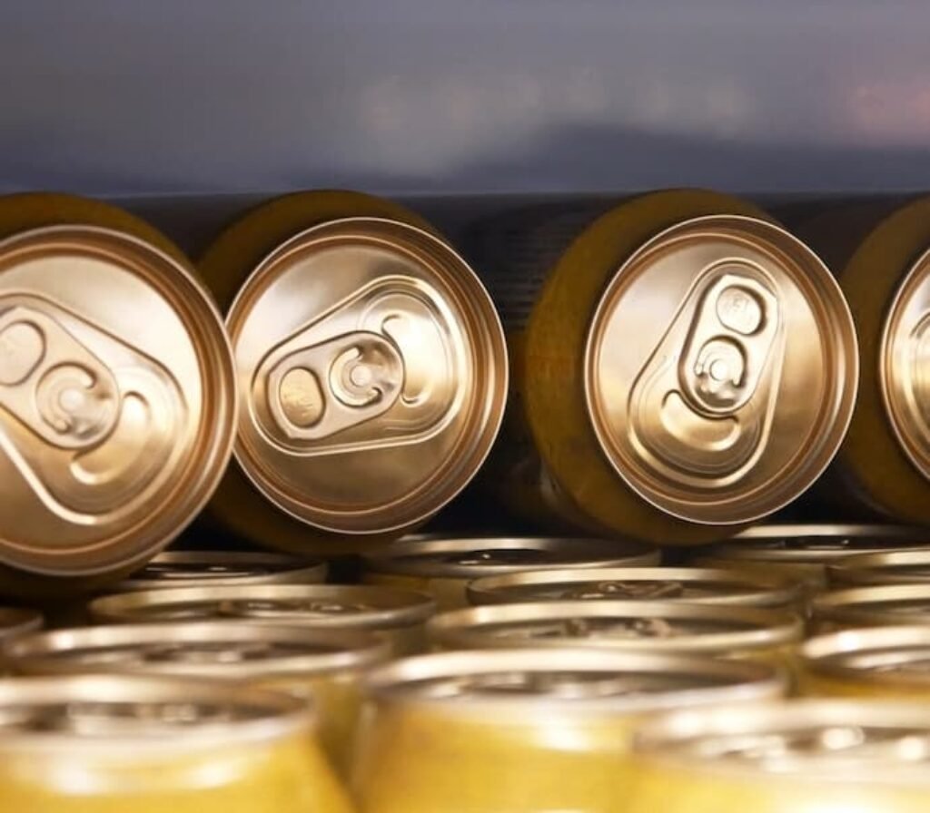 Latas de cerveja dentro de uma cervejeira.