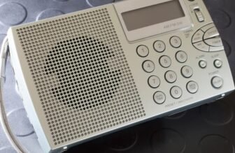 Um melhor rádio portátil com display digital.