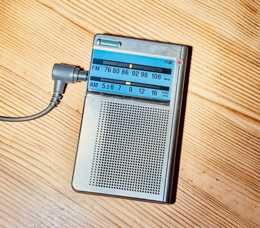 Um rádio portátil conectado com um fone com fio.