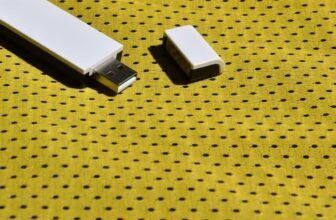 melhor adaptador wifi para pc em um fundo amarelo