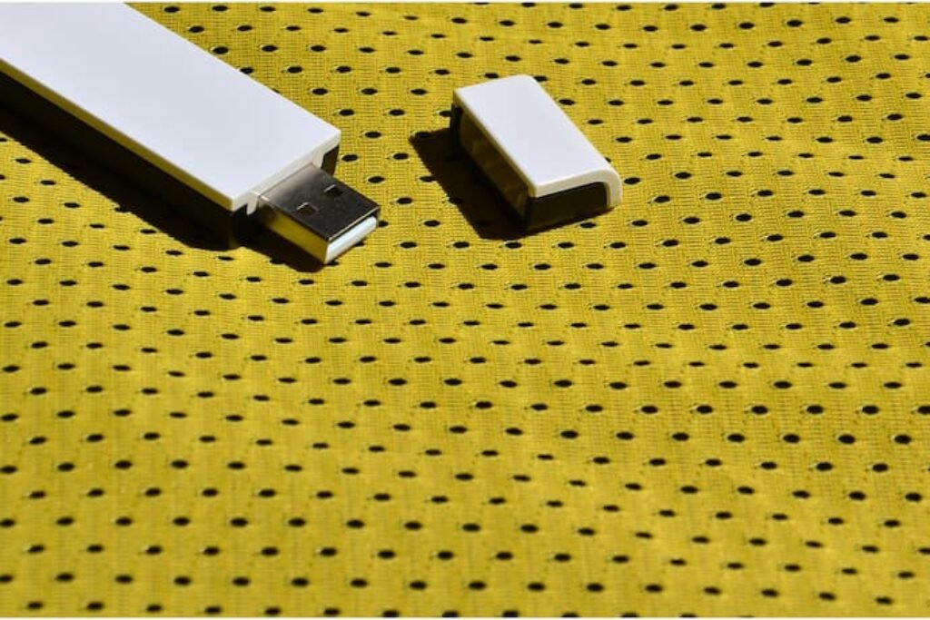 melhor adaptador wifi para pc em um fundo amarelo