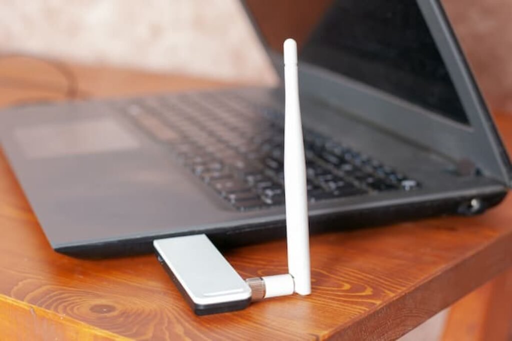 Adaptador Wi-Fi plugado em um notebook.