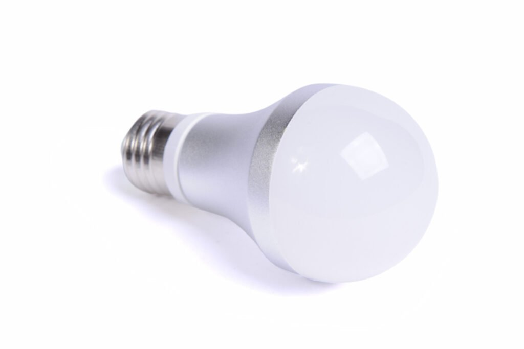Lâmpada LED em um fundo branco.