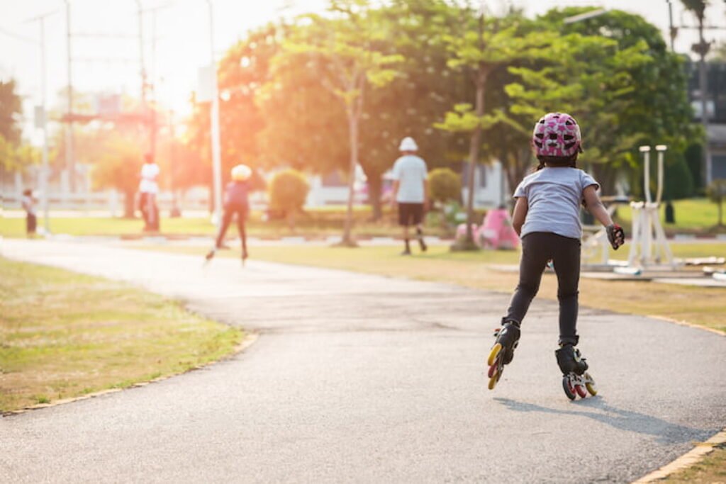 Criança andando de patins.