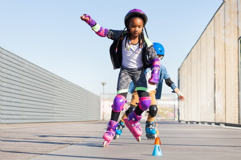 Duas crianças de patins.