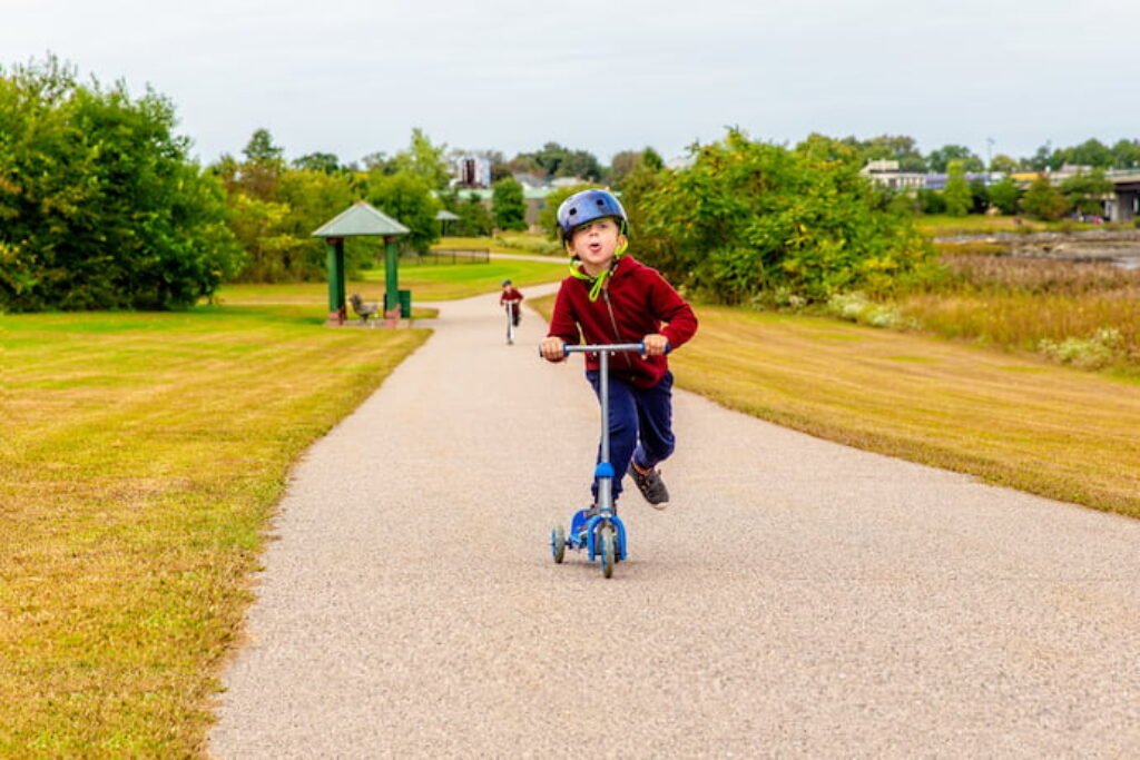 Criança de patinete.