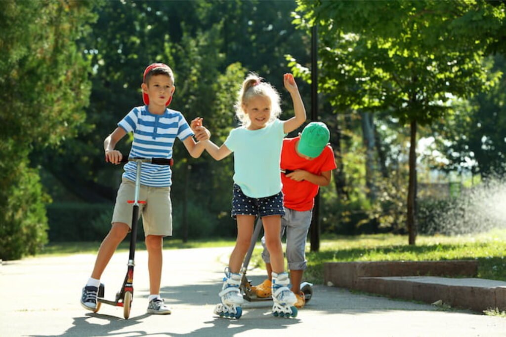 Três crianças andando de patins.