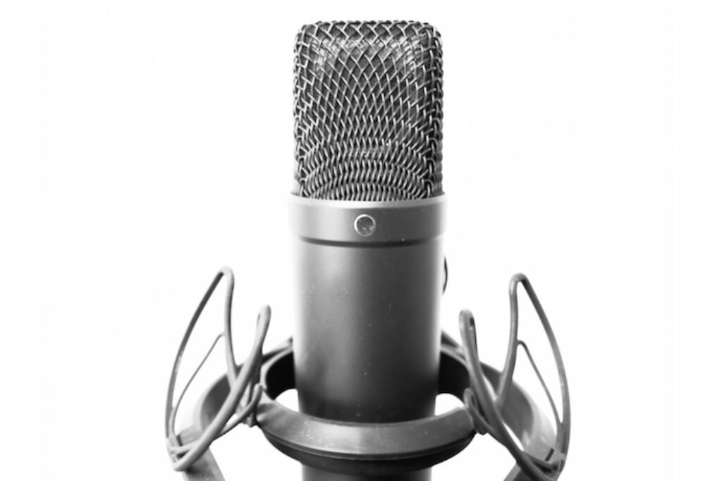 Microfone condensador em fundo branco.