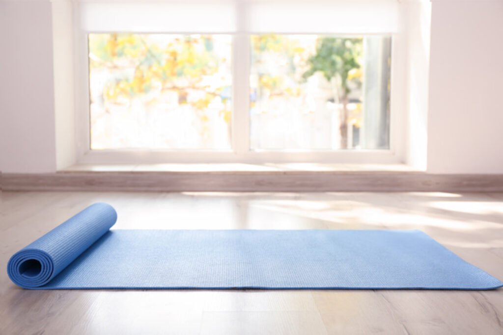 Tapete de yoga azul.