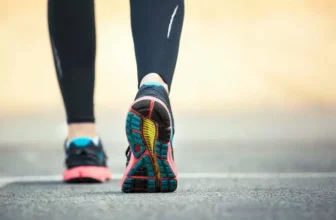 Pessoa caminhando com um tênis de corrida.