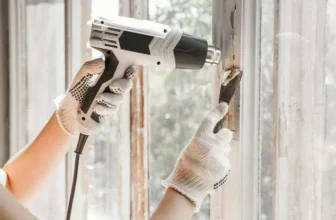 Soprador térmico realizando um reparo.