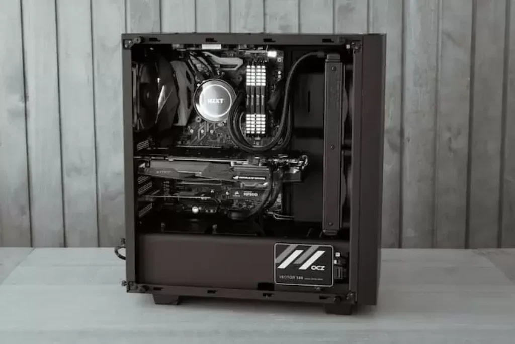 PC aberto em um fundo cinza.