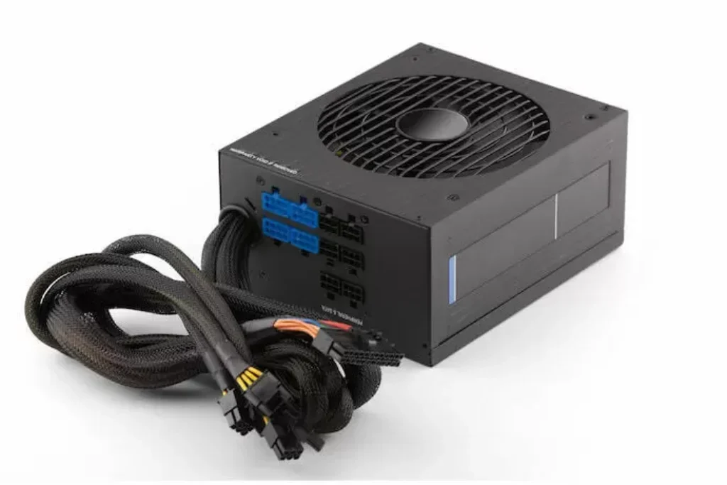 Fonte de PC preta.