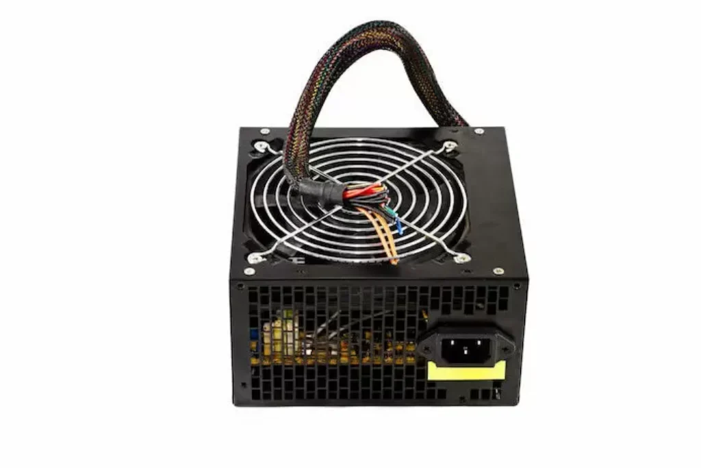 Fonte de PC em um fundo branco.