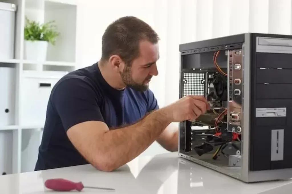 Rapaz instalando uma fonte no PC.